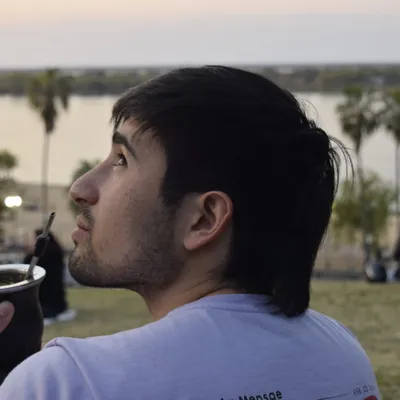 Valentino tomando mate frente al río, en Paraná